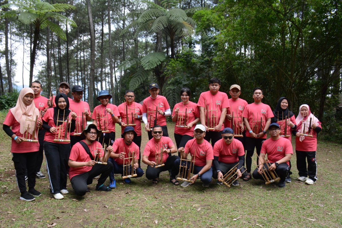 kegiatan gathering bandung dengan angklung